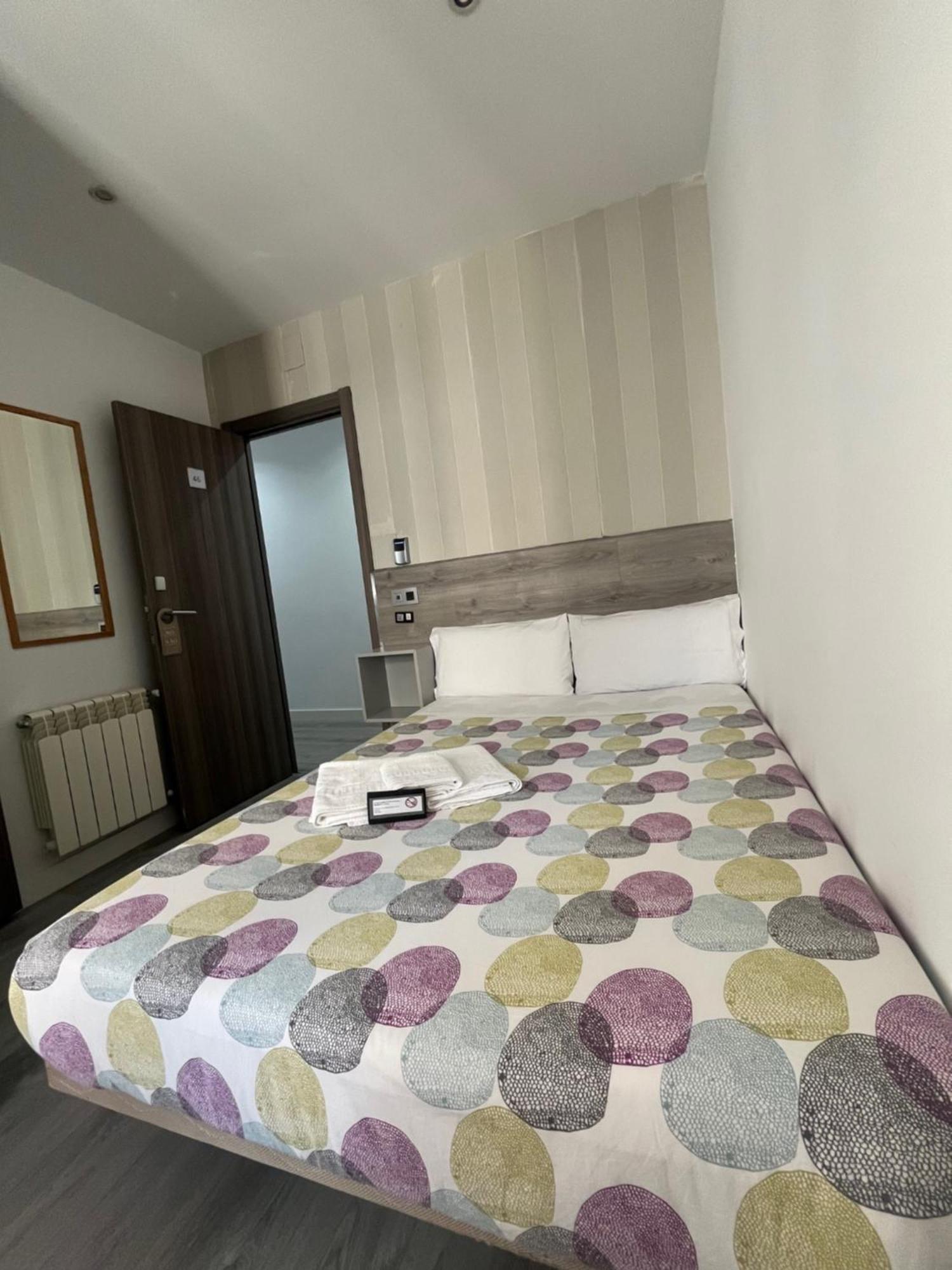 Hostal Abril Madrid Exterior foto
