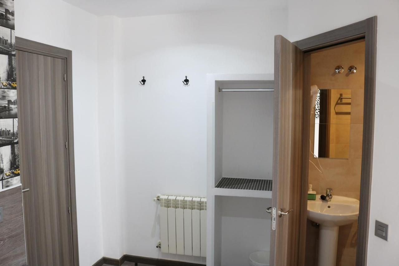 Hostal Abril Madrid Exterior foto
